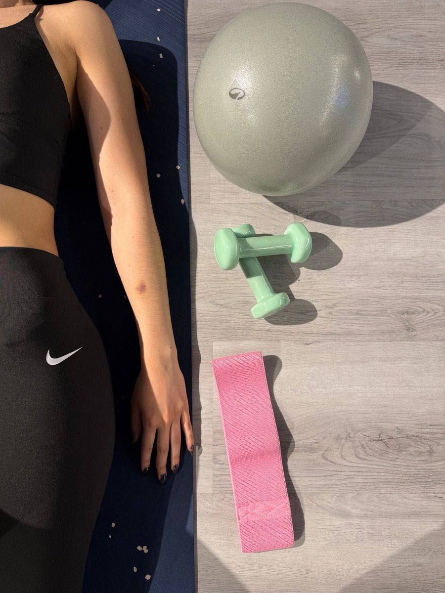 Accesorios de pilates: balón, mancuernas y banda elástica
