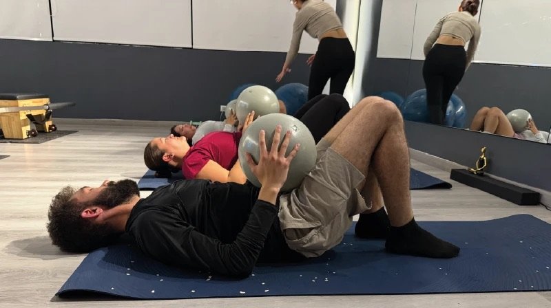 Clase de Pilates Mat con balón en el estudio Insomnia Pilates de Bogotá