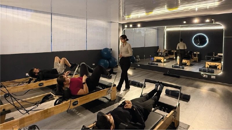 Clase de Pilates Reformer en grupo pequeño en Cedritos, Bogotá
