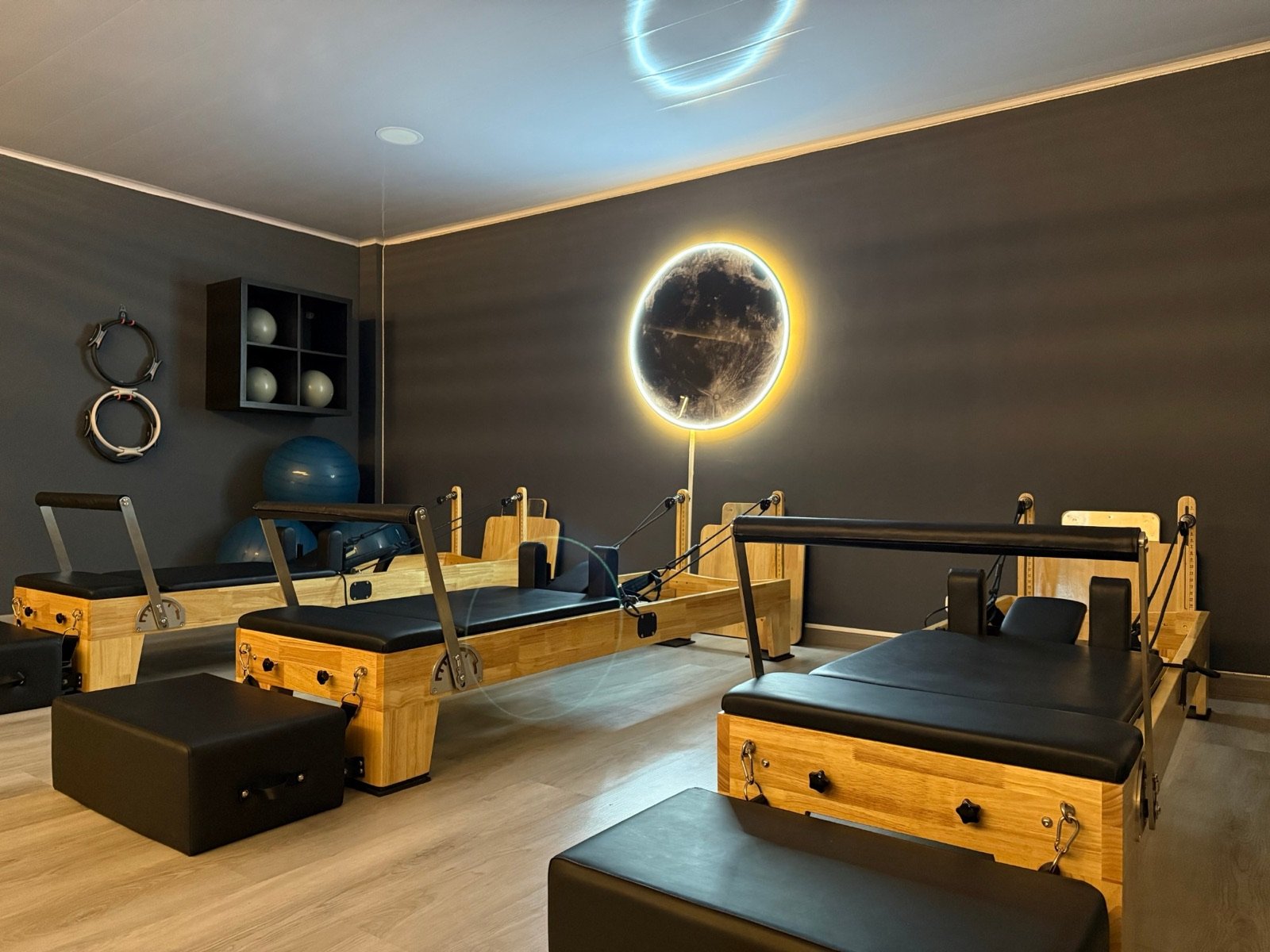 Estudio Insomnia Pilates en Cedritos con Reformers de madera y la luna iluminada
