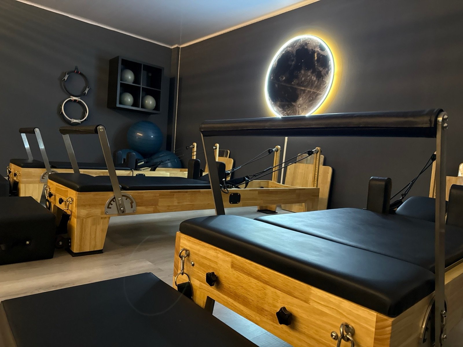 Estudio de Pilates Reformer en Bogotá con luz cálida