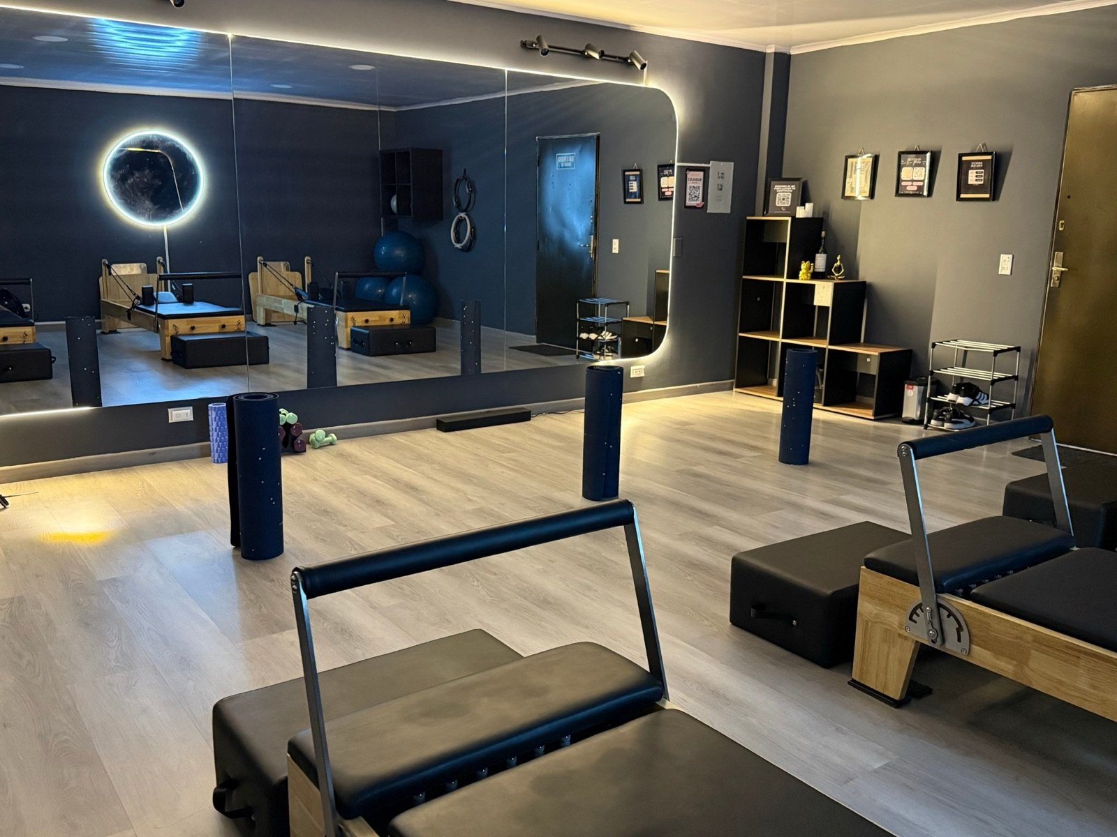 Sala de pilates con espejo y colchonetas en Cedritos, Bogotá