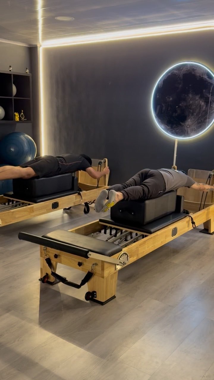Alumnos trabajando en el long box del Pilates Reformer