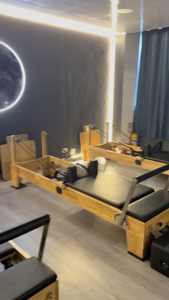 Reformers de madera del estudio Insomnia Pilates